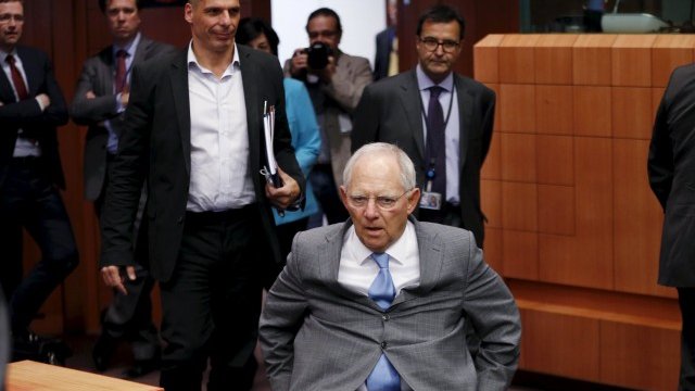 <p>
	Германският финансов министър ще се срещне с гръцкия си колега Янис Варуфакис още преди заседанието на министрите на еврозоната. <em>Снимка: Ройтерс</em></p>
