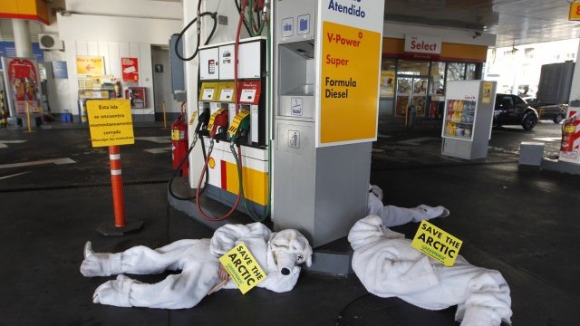 <p>
	Протест на екозащитници срещу плановете на&nbsp;Shell в Арктика. <em>Снимка: Ройтерс</em></p>
