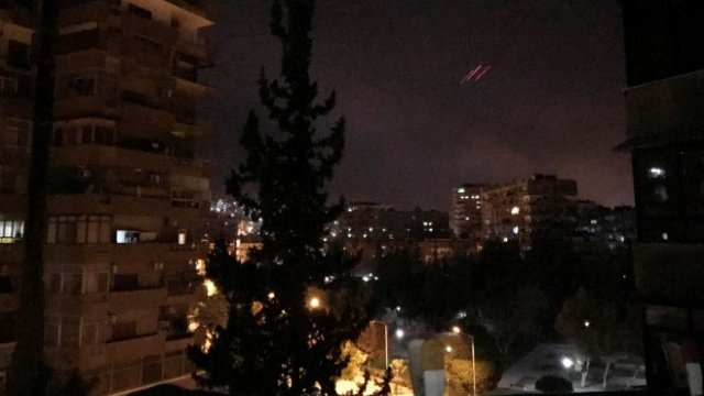 <p>
	Сирийската ПВО прихваща ракета на коалицията над Дамаск.<em> Снимка: Ройтерс</em></p>
