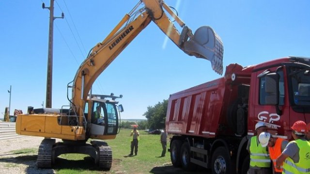 <p>
	Започна строителството по проект за ремонт на ВиК мрежата на Долна Митрополия. <em>Снимка: БТА</em></p>
