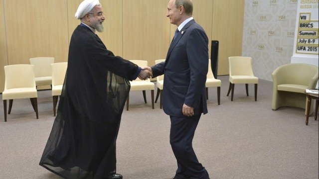 <p>
	<em>Руският президент Владимир Путин и иранският му колега Хасан Рохани. Снимка: Ройтерс</em></p>
