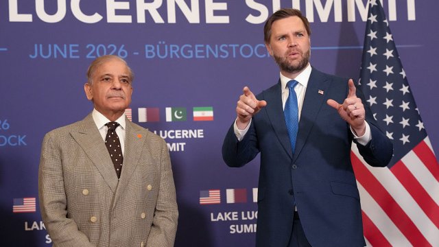 Американският вицепрезидент Джей Ди Ванс (вдясно) и пакистанският премиер Шехбаз Шариф (вляво). Снимка: Bloomberg LP