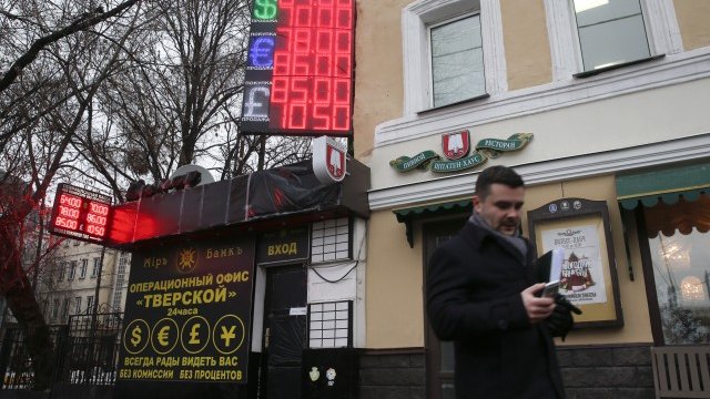 <p>
	Руската рубла пострада сериозно през отминаващата година. <em>Снимка: Ройтерс</em></p>
