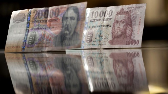 <p>
	Унгарски форинти. <em>Снимка: Ройтерс</em></p>
