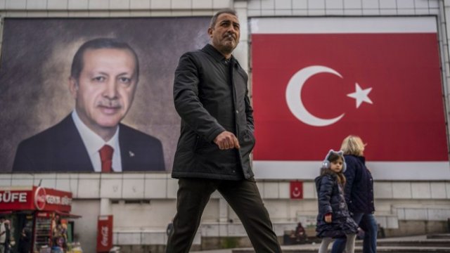 <p>
	Доверието към турския президент спада все повече. <em>Снимка: Moe Zoyari/Bloomberg</em></p>
