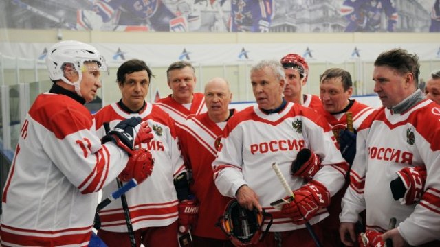 <p>
	Руският президент (вляво) по време на хокеен мач. <em>Снимка: EPA/MIKHAEL KLIMENTYEV / SPUTNIK / KREMLIN POOL</em></p>
