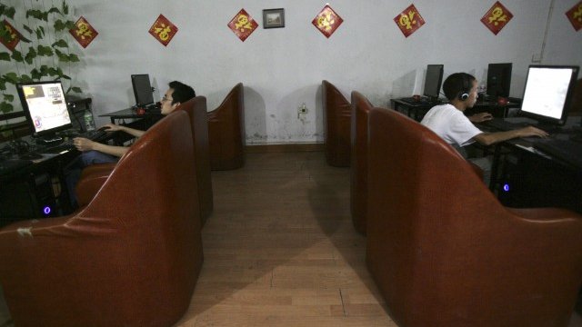 <p>
	Интернет кафенетата все още са на мода в Китай. <em>Снимка: Getty Images News</em></p>
