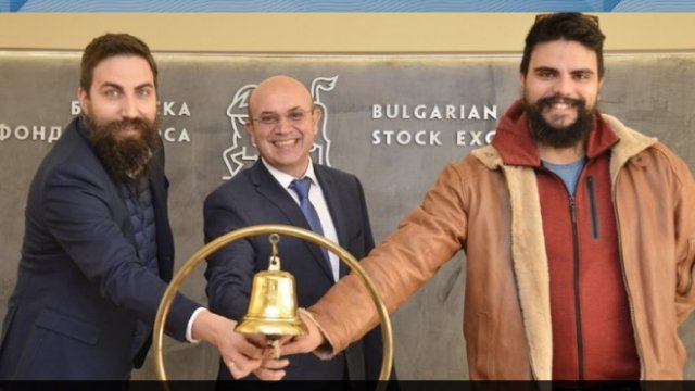 <p>
	Създателите на &quot;Дронамикс&quot; (от ляво и дясно) получиха свеж финансов ресурс от почти 6 млн. лв. на пазара BEAM. В средата изпълнителния директор на БФБ Маню Моравенов.&nbsp;<em>Снимка: БФБ</em></p>
