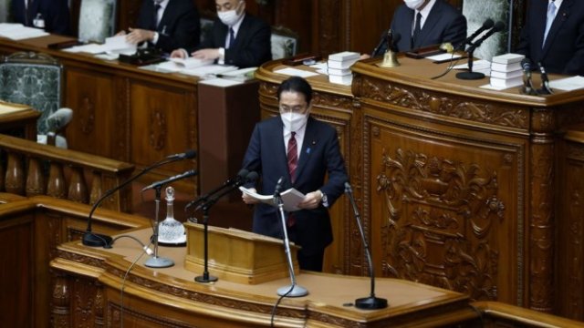 <p>
	<em>Японският прумиер Фумио Кишида в парламента. Снимка: Bloomberg</em></p>
