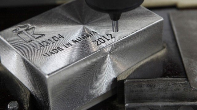 <p>
	Производство във фабриката за паладий &quot;Красцветмет&quot; в Красноярск. <em>Снимка: архив Ройтерс</em></p>
