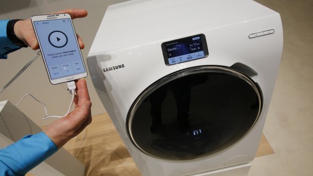 <p>
	Една от модерните перални на&nbsp;Samsung. <em>Снимка: Ройтерс</em></p>
