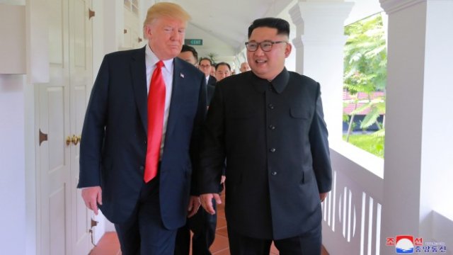 <p>
	Американският президент Доналд Тръмп (ляво) и севернокорейският лидер Ким Чен-ун. <em>Снимка: Ройтерс</em></p>
