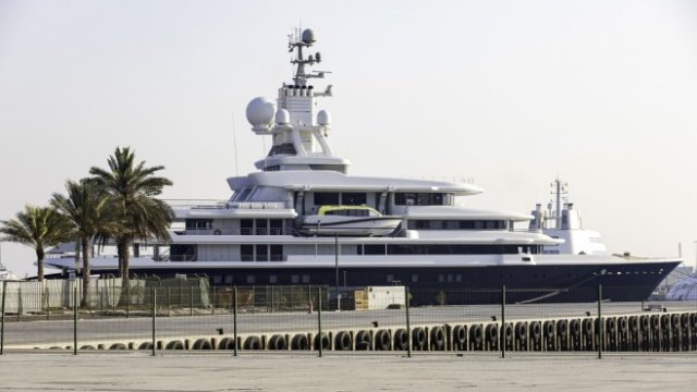 <p>
	Суперяхтата&nbsp;&bdquo;Луна&ldquo; се намира на пристанище в Дубай.&nbsp;<em>Снимка:&nbsp;Christopher Pike/Bloomberg</em></p>
