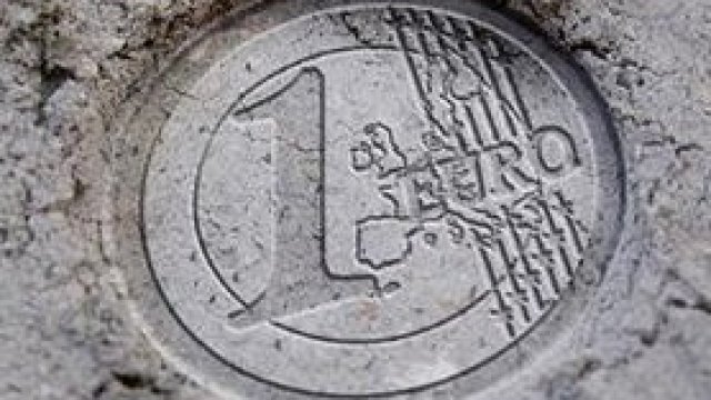<p>
	Все повече германция подкрепят оставането на Гърция в еврозоната, макар и не безусловно.<em> Илюстрация: Getty Images News</em></p>
