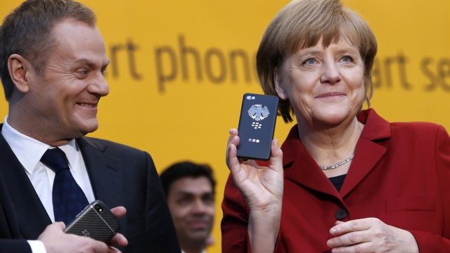 <p>
	Германският канцлер Ангела Меркел позира с&nbsp;BlackBerry, след като правителството направи поръчка за новия модел на компанията. <em>Снимка: Ройтерс</em></p>

