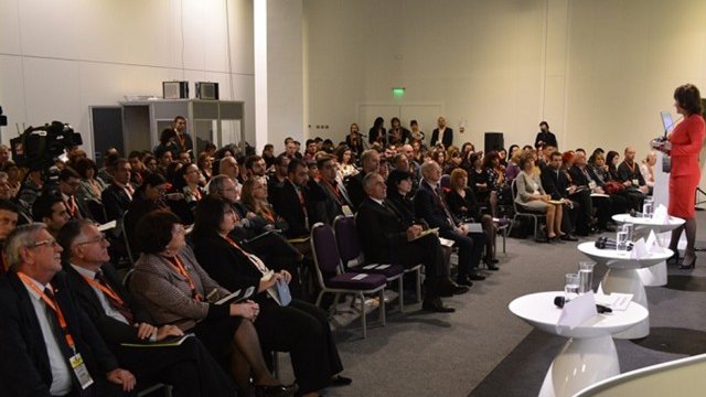 <p style="text-align: justify;">
	Участниците потърсиха решения на най-значимите проблеми за сектор образование. <em>Снимка: Investor.bg</em></p>
