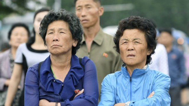 <p>
	Жители на Северна Корея. Снимка: Ройтерс</p>
