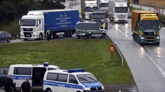 <p>
	Германската полиция започна да проверява товарни камиони на магистралата, която свързва страната с Австрия. <em>Снимка: Ройтерс</em></p>
