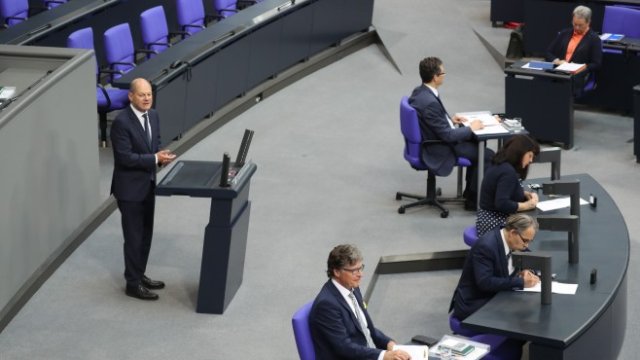 <p>
	Германският финансов министър Олаф Шолц пред депутатите в Бундестага. Снимка: EPA/HAYOUNG JEON</p>
