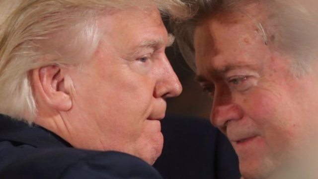 <p>
	Доналд Тръмп (вляво) в компанията на Стив Банън (вдясно). <em>Снимка: архив Ройтерс</em></p>
