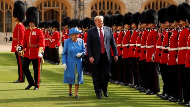 <p>
	Президентът на САЩ Доналд Тръмп и британската кралица Елизабет в замъка Уиндзор, Великобритания, юли 2018 г. <em>Снимка: Архив Ройтерс</em></p>

