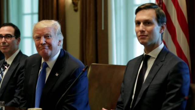 <p>
	Американският президент Доналд Тръмп (вляво) и неговият съветник Джаред Къшнър.<em> Снимка: Ройтерс</em></p>
