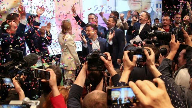 <p>
	Володимир Зеленски празнува изборната победа, Киев, 22 април 2019. <em>Снимка: Ройтерс</em></p>

