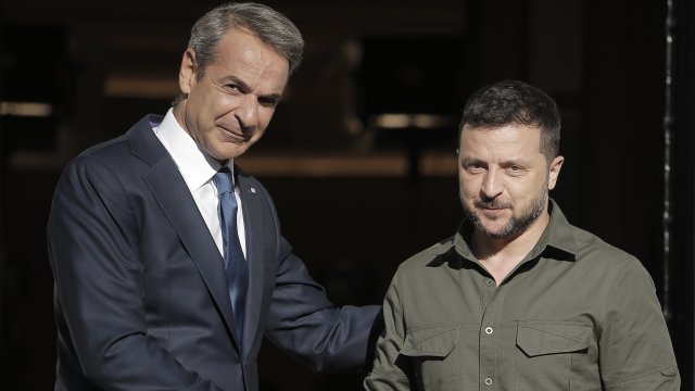 Украинският президент Володимир Зеленски (вдясно) и гръцкият премиер Кириакос Мицотакис (вляво). Снимка: EPA/БГНЕС