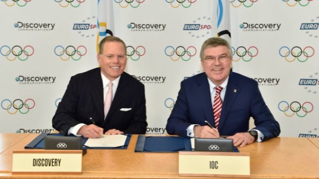 <p>
	Подписването на договора за правата в периода 2018 - 2024 г. <em>Снимка: MOK&nbsp;</em></p>
