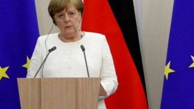 <p>
	Ангела Меркел и Владимир Путин дават съвместна пресконференция след срещата им в Сочи през май.&nbsp;<em>Снимка: Ройтерс</em></p>
