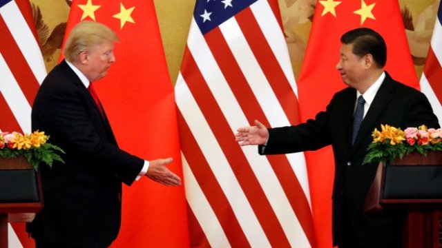 <p>
	Доналд Тръмп и Си Дзинпин по време на срещата си през ноември <em>Снимка: Ройтерс</em></p>
