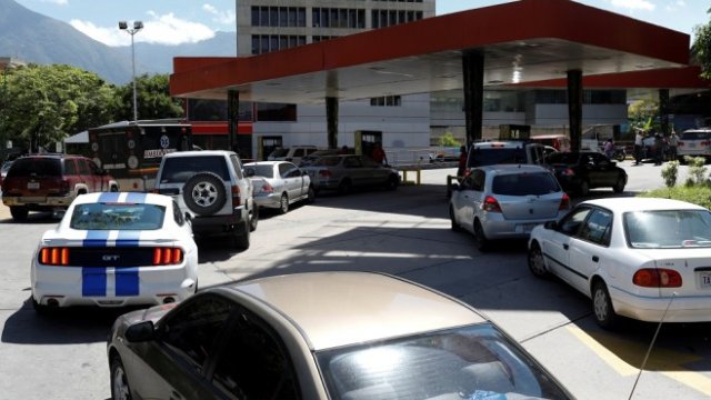 <p>
	Бензиностанция на държавната компания PDVSA в Каракас. <em>Снимка: Ройтерс</em></p>
