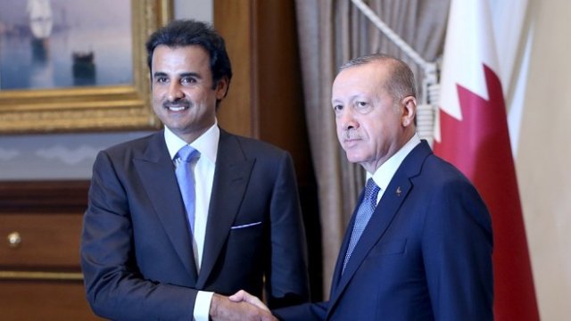 <p>
	Ердоган и шейх Тамим бин Хамад ал-Тани. <em>Снимка: Ройтерс</em></p>
