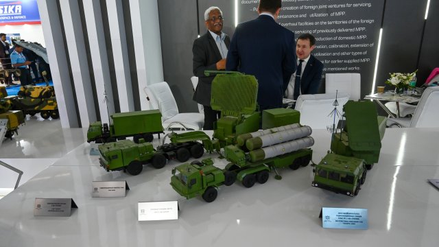 Макет на система С-400 "Триумф". Снимка: Prakash Singh/Bloomberg