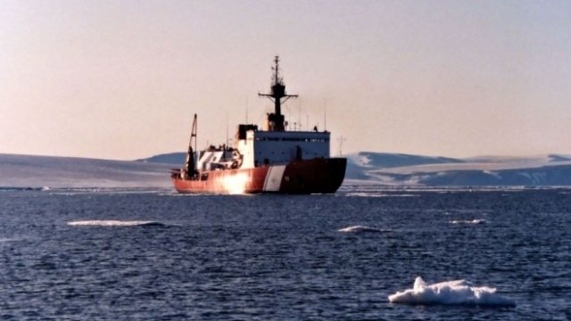 <p>
	Патрул на бреговата охрана край бреговете на Гренландия. <em>Снимка: U.S. COAST GUARD/Bloomberg</em></p>
