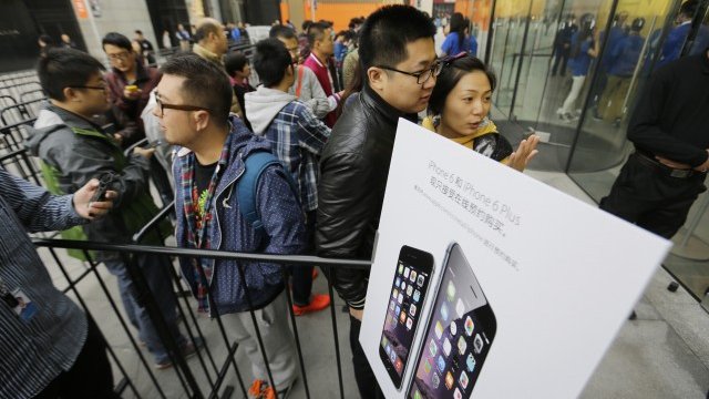 <p>
	Опашки за новите iPhone 6 и iPhone 6 Plus в Китай.<em> Снимка: Ройтерс</em></p>

