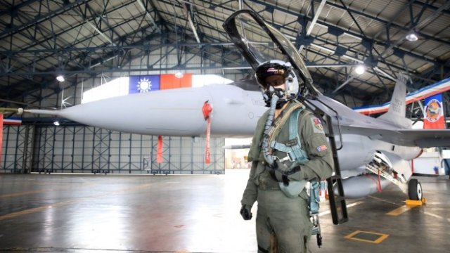 <p>
	Пилот на тайванските военновъздушни сили. <em>Снимка: Bloomberg</em></p>
