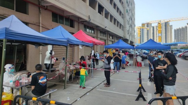 <p>
	Някои провинции в Китай отново затягат мерките за борба срещу коронавируса. <em>Снимка: Bloomberg LP</em></p>
