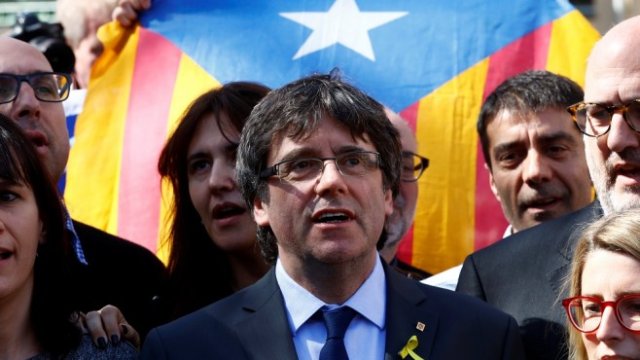 <p>
	Пучдемон напуска залата за пресконференции в Берлин. <em>Снимка: Ройтерс</em></p>
