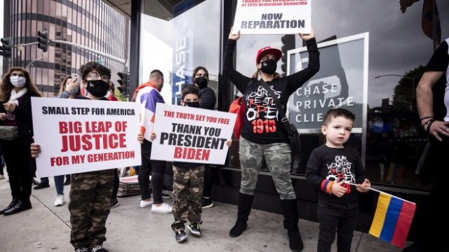 <p>
	Демонстрация по повод 106-та годишнина от арменския геноцид&nbsp;близо до турското консулство в Лос Анджелис, Калифорния, САЩ , 24 април 2021 г. <em>Снимка: EPA / ETIENNE LAURENT</em></p>
