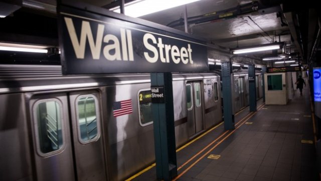 <p>
	Кой ще хване влакът този път? <em>Снимка: Bloomberg</em></p>
