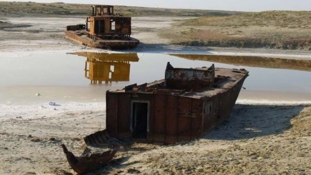 <p>
	Останки на плавателни съдове се виждат насред пустинята, останала след свиването на Аралско море, някога четвъртото по големина езеро в света. <em>Снимка: ЕРА/БГНЕС</em></p>
