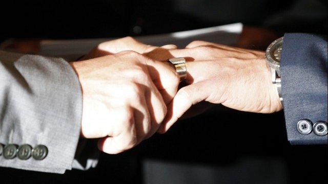 <p>
	Еднополовите двойки правят малко по-малки сватби в сравнение с хетеросексуалните, но харчат повече пари на гост. <em>Снимка: Ройтерс</em></p>
