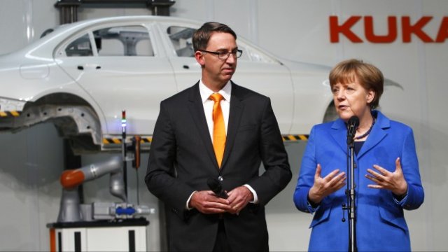 <p>
	2015 г. Ангела Меркел:&nbsp;Можем да се гордеем, че в Германия компании като Kuka са си у дома. <em>Снимка: Архив Ройтерс</em></p>

