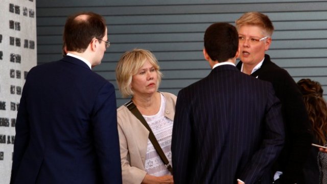 <p>
	Съпругата на арестувания Оливeр Шмид разговаря с адвокати преди заседанието на съда. <em>Снимка: Ройтерс</em></p>

