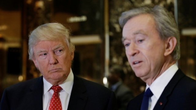 <p>
	Доналд Тръмп и Бернар Арно. <em>Снимка: архив Ройтерс</em></p>
