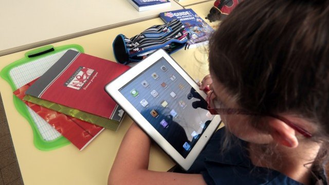 <p style="text-align: justify;">
	Респондентите имат положително отношение към употребата на таблети от деца.<em> Снимка: архив, Ройтерс</em></p>
