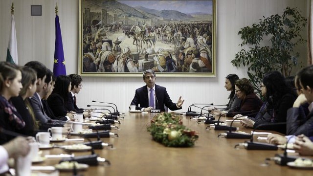 <p style="text-align: justify;">
	Росен Плевнелиев по време на срещата със студенти и докторанти, членове на българския студентски клуб в Кеймбридж. <em>Снимка: Прессекретариат на държавния глава</em></p>
