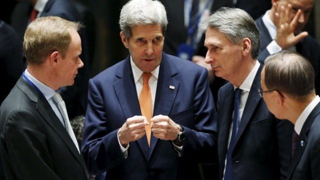 <p>
	Държавният секретар на САЩ Джон Кери (в средата) разговаря с британския външен министър Филип Хамънд (вдясно от него), генералния секретар на ООН Бан Ки-мун (вдясно) и британския представител в ООН Матю Райкрофт. <em>Снимка: Ройтерс</em></p>
