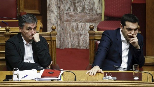 <p>
	Ципрас (вдясно) и финансовият му министър Евклидис Цакалотос успяха да прокарат тежкия Бюджет 2016 през парламента. Снимка: <em>Ройтерс</em></p>
